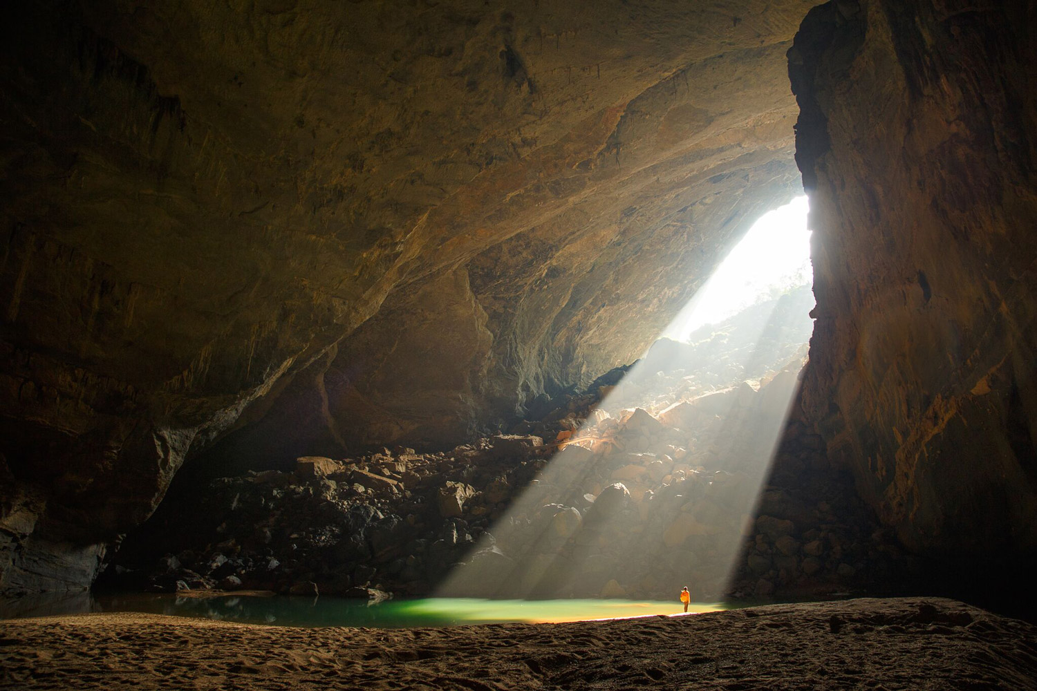 Пещера Шондонг. Пещера сон Дунг Малайзия. Самая большая пещера в мире. Светлая большая пещера. Caves adventures
